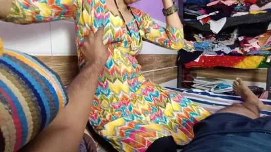 Çok ateşli Newley evli kız kocasıyla odasında ilk balayında.