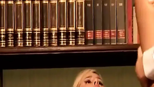 Doğal saçlı sarışın Alman genç erkek avcısı nostaljik sahnede anal seks yapıyor