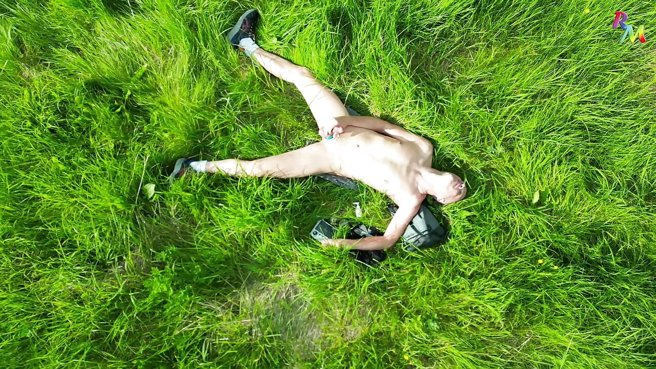 Drone pornosu... Gerçek -ten! Drone beni takip ediyor, soyunup tarlada mastürbasyon yaparken izliyor