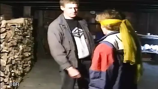 Gözleri bağlı itaatkar piliç ve efendisi