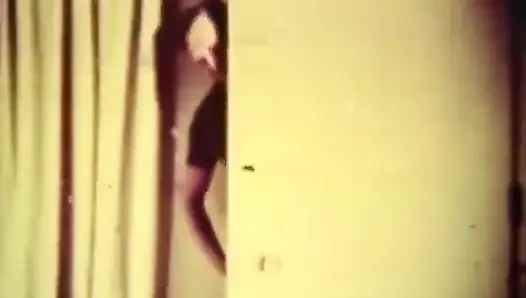 Meraklı üvey kız yarak görmek istiyor üvey babası yardım ediyor