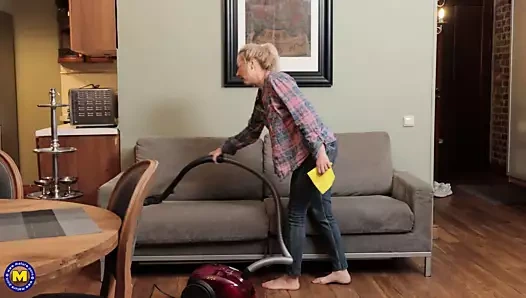 Busty milfs ve gilfs hoş genç çocuklar