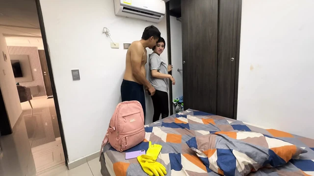 Я нанимаю латину с большой задницей, чтобы помочь мне очистить дом