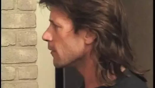 Ateşli hatun kanepede kalın beyaz yarağa biniyor ve yüzüne boşaltıyor