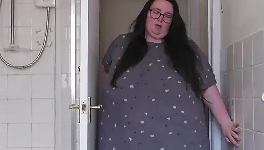 Ssbbw banyoda soyunuyor şişman vücut keşfi