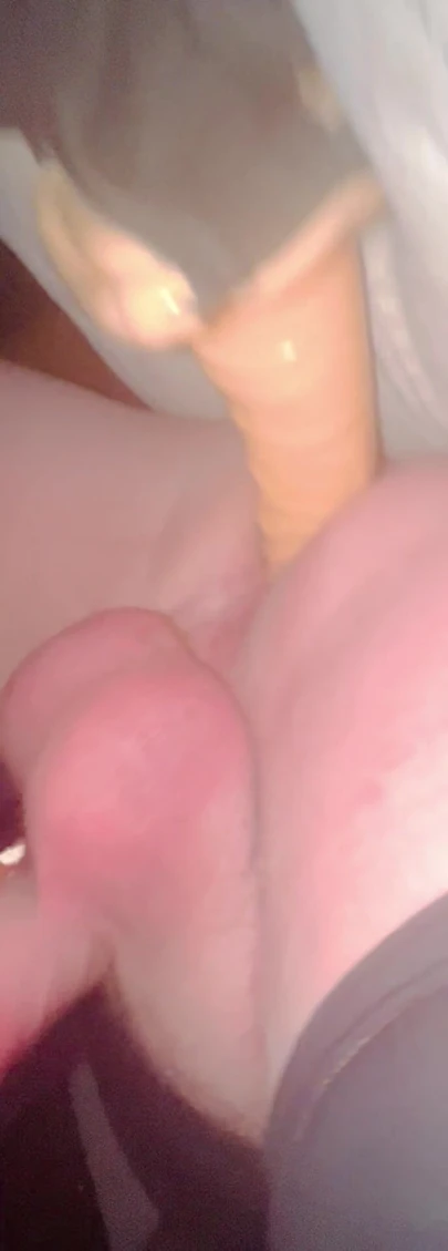 Çok kısa bir süre için dildo vibratörüyle biniyorum