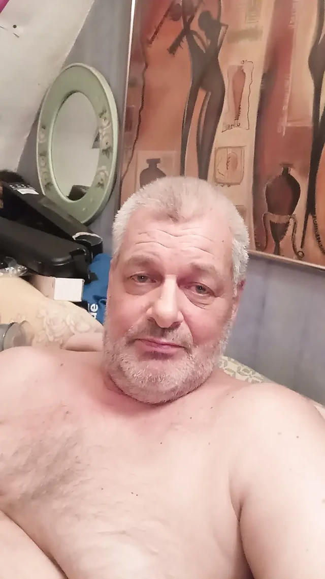 Azgın bir kadının seksi sesini dinlerken vibratörle mastürbasyon yapan adam.
