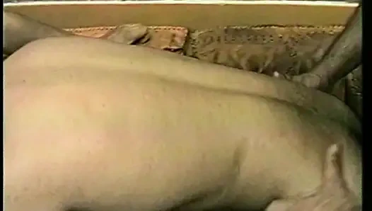 Gırtlağına kadar gırtlağına kadar alıyor ve anal grup sikişiyor