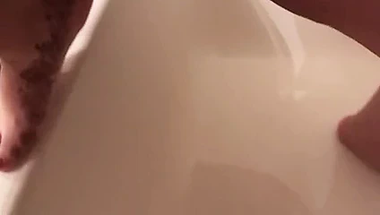 karısı işiyor içinde the banyo