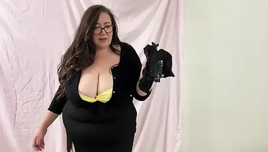 Orta yaşlı seksi kadın Jayne külot koklayıcısını yalıyor