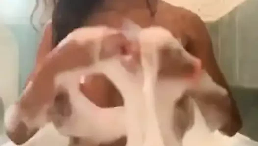 abanoz kız yıkama göğüsleri içinde banyo