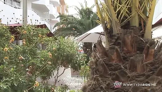 Esmer tekne plajında ve kanepede vahşi seksin tadını çıkarıyor