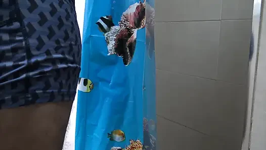 Arap kaltak sikişmeden önce ona kirli yarağını yıkamasını söylüyor