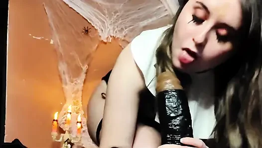 Rahibe çok fazla tükürük ile büyük siyah dildo emiyor