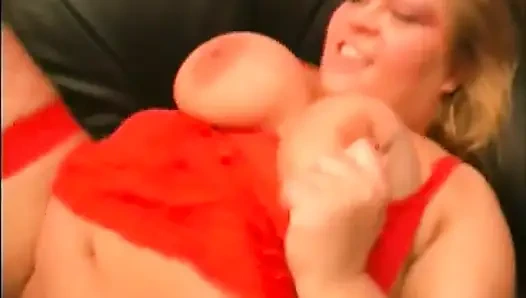 Azgın adam kırmızı iç çamaşırlı kızıl saçlı roly-poly kadını sikiyor