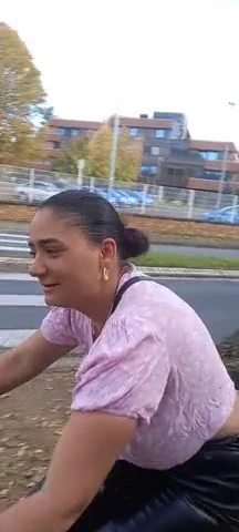 Bisiklete biniyorum ve büyük kıçımı gösteriyorum