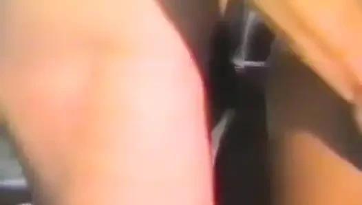 Amatör bir çift birçok pozisyonda enerjik sikişiyor