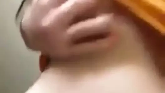 Jasmin camda pembe meme uçlarını gösteriyor