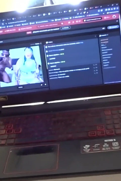 Seksi bir latin fışkırtarak boşalmasını sağladım