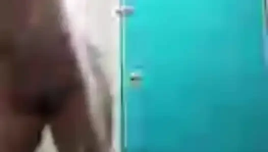 Güzel bir çıplak duş almak beni çok heyecanlandırıyor