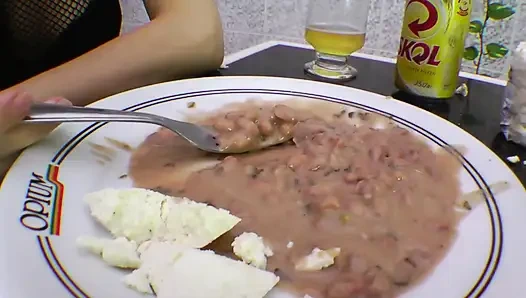 Lezbiyen beyaz bacaklı fetiş ve leggins'e işiyor