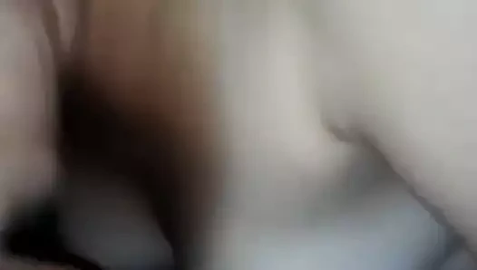 Benim kölem emmeyi öğreniyor.