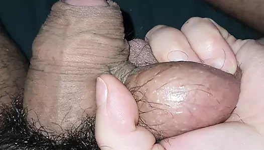 Üvey anne ateşli bir porno videosu izlerken üvey oğlunun yarağıyla oynuyor