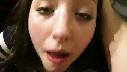 Deepthroats ve yüzüne bir yük alır