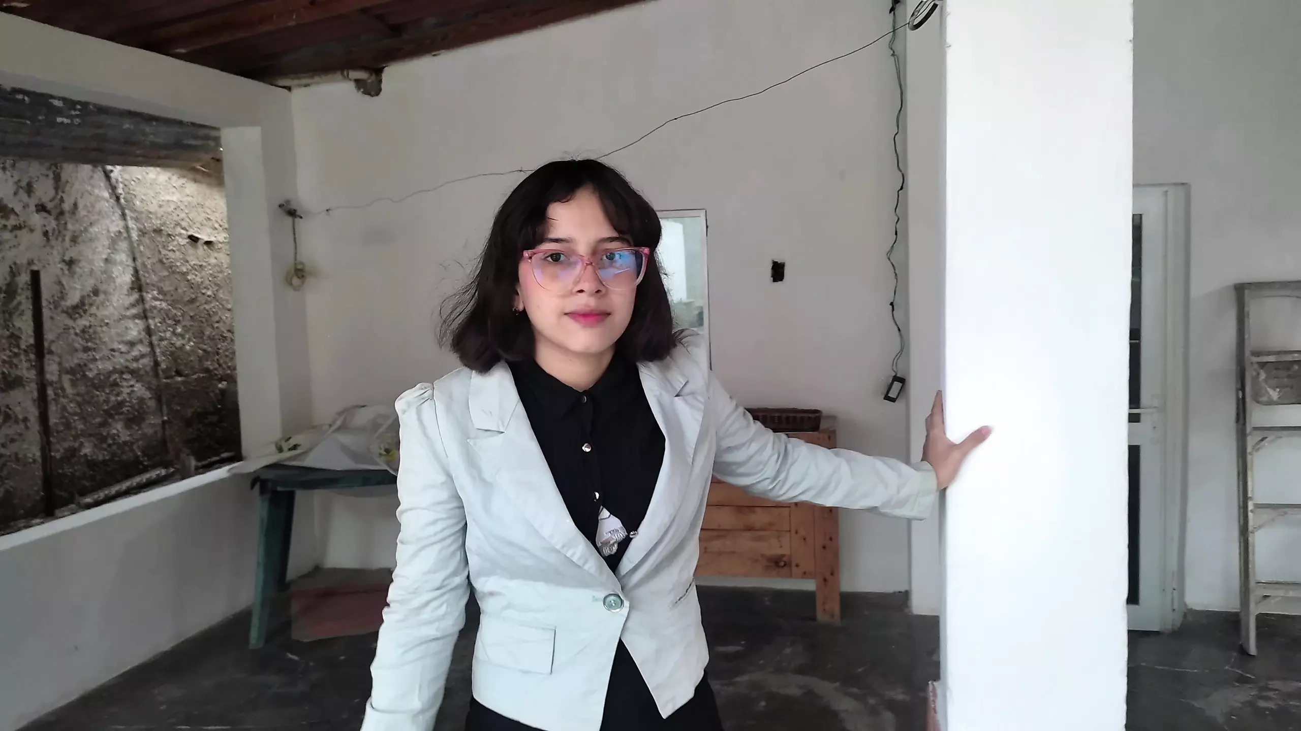 Enf latin genç muhabir soyunuyor