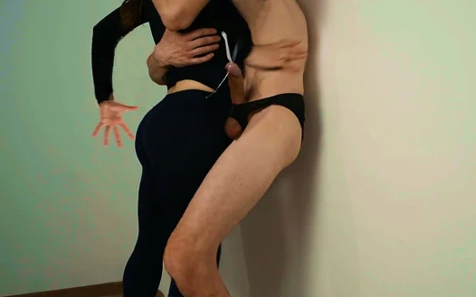 Aşırı heyecanlı erkek arkadaş basit bir öpücükten iki kez boşalıyor. Eller serbest boşalmalar.