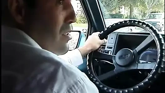 Azgın orta yaşlı seksi kadın tüm deliklerini yarakla doldurmak istiyor