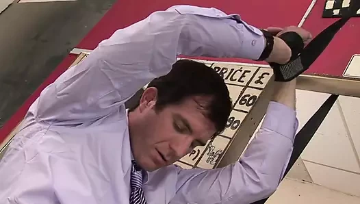 Cindy iş elbiselerinden kayar ve bu adamı sikikleri