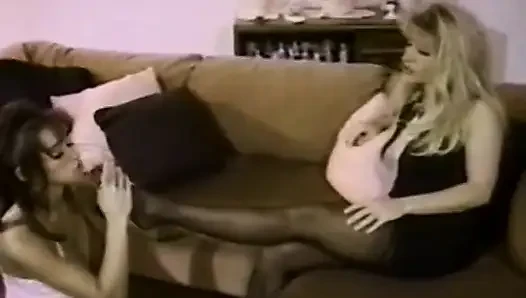 İki süper ateşli kızla klasik azgın lezbiyen seansı
