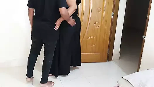 Tamil Müslüman teyze kocası banyoya gittiğinde otelde Gujarati Hindu yabancı adam tarafından sikiliyor