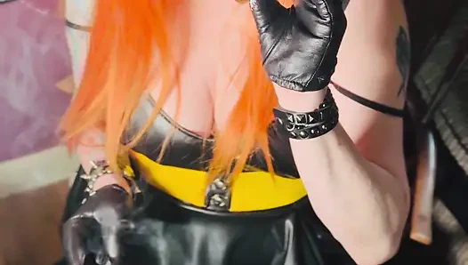 Kızıl saçlı Tina Snua deri elbise ve eldiven giyerek aynı anda 2 sigara içiyor