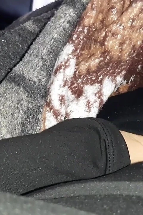 Пока моя мачеха убирается в квартире, я наблюдаю за ней и мастурбирую