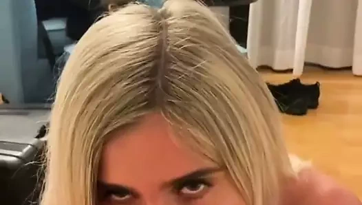 Büyük göğüsler sarışın pov emme ve yüz cumshot