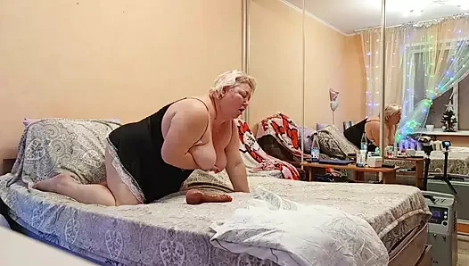 Büyük memeli ve götlü üvey anne amına mastürbasyon yapıyor bölüm 3