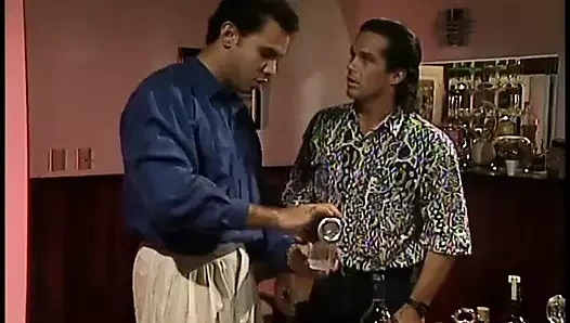 Sürtük çifte penetrasyon amını yalattıktan ve yarak emdikten sonra kız ve adam tarafından sikiliyor