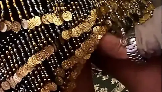 Büyük götlü tombul Asyalı kız amcık yalıyor ağzına boşalıyor