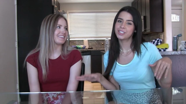 Striptizci trivia havuz başında lezbiyen amcık yalıyor