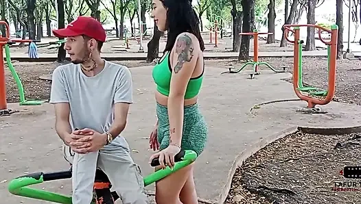 Я соблазняю моего соседа в парке, и я даю ему деньги, чтобы трахнуть мою киску очень хорошо с кримпаем в рот, полная история