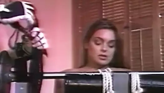 Genç güzellik inliyor iken alay ile kamçı tarafından damızlık