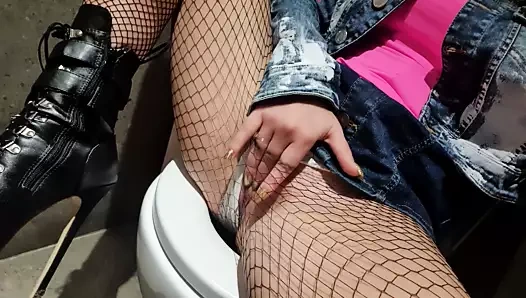 sarışın at toilet mastürbasyon ve parmak