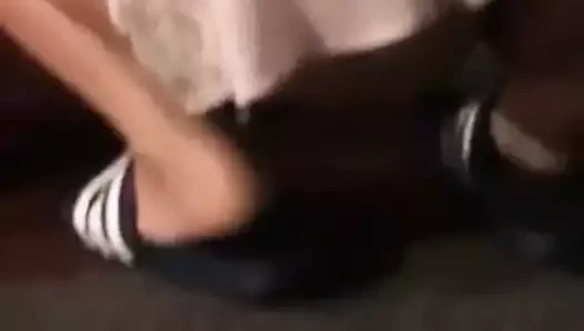 Kıçını gösteren kız