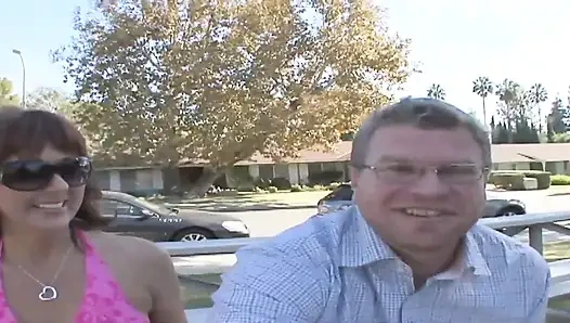 Amatör amcığın güzel neşeli deliği şişman yarakla sikişmek için geniş açık bekliyor