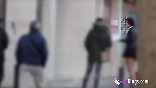 Rebeka, bilgisiz biriymiş gibi davranarak sokaklarda erkekleri avlıyor.