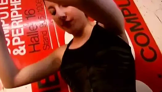 Naylon bacak fetişi. Rita'nın siyah çoraplarını nasıl alacağının tadını çıkarın