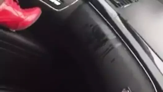 Orgazm ve fışkırtma içinde ona araba