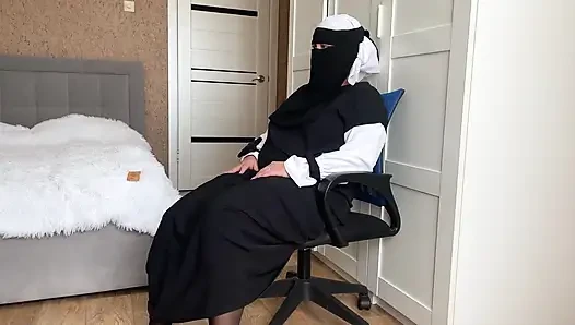 Ben eniştemden evimde seks yapmasını isteyen Mısırlı bir Arap'ım sıkı amcığımı sikiyor